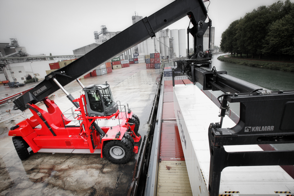 Reachstackers for Barge Handling (5)