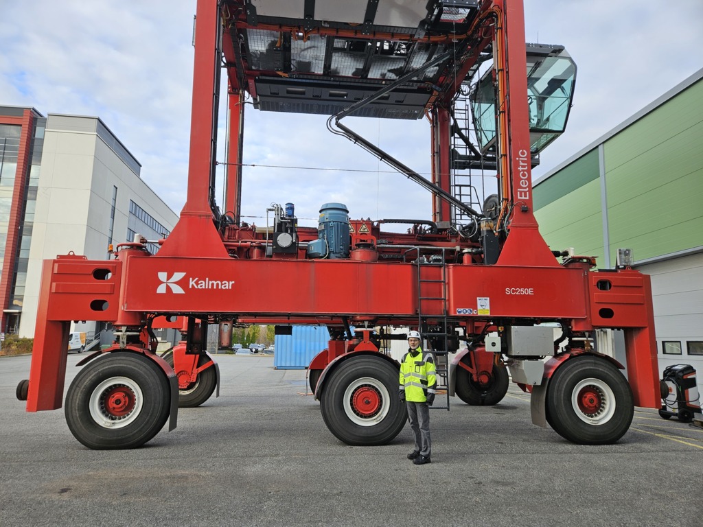 Kalmar KMS Reima Reinvall in front of SC